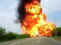 路上で炎上していたトラックが大爆発してしまう瞬間がドライブレコーダーに撮影される。