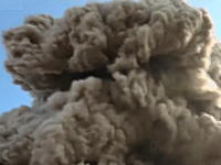 近すぎて怖い(°_°)火山の水蒸気爆発を至近距離から撮影したビデオ。大迫力。