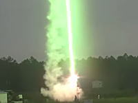 雷雲の中に銅線の繋がったロケットを打ち込んで人工的に稲妻を発生させる技術。（動画）
