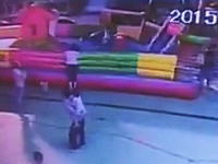 インフレータブル式の遊具が強風で飛ばされて遊んでいた少女が落下して死亡。そのビデオ。