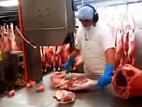 慣れた手つきで豚さんを細切れにしていく職人ビデオ。凄いけど怖い。
