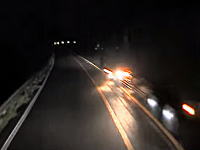 箱根トレーラー転落事故の事故直前の映像が投稿される。スピード出しすぎか。