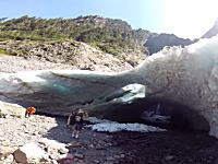 記念撮影中に氷の洞窟が崩壊！めちゃくちゃ危ない動画。氷の破片でかい(@_@;)