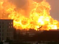 中国の石油化学工場で大規模な爆発が発生。その瞬間の映像がアップされる。