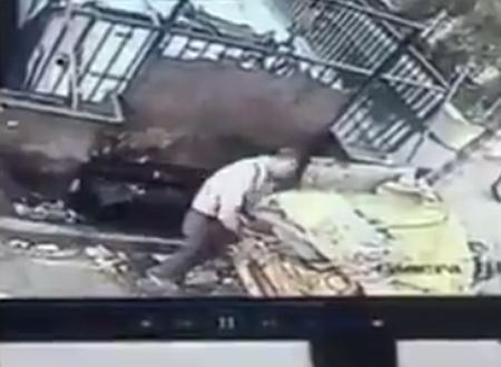 ゴミ処理の機械に滑り落ちて巻き込まれて亡くなった男性のビデオ。中国。