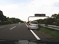居眠り運転か。高速道路を走行中に車線を反れて溝に突っ込むトヨタWISH