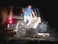 択捉島で酒に酔った男たちが野生の熊を車で追いかけ回し轢いて暴行。のビデオが炎上中。