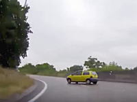 事故ったけどセーフティーゾーンｗｗｗ高速道路でスピンしたトゥインゴが珍しい事に。