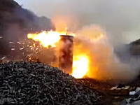 荒ぶる焼却炉。2000発の古くなった弾薬の廃棄作業の様子。