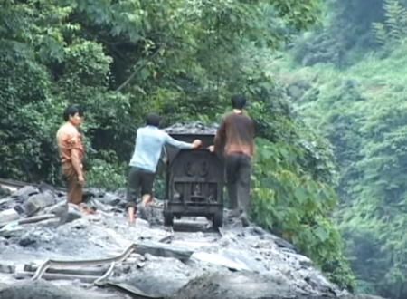 劣悪な環境で働く中国の炭鉱労働者たちの姿を撮影したビデオ。馬廟郷炭鉱。
