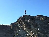 自殺レベルの崖の上から飛び込む男たち。東尋坊より10メートル以上高い。