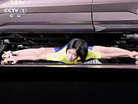 中国ビックリ人間。平べったくなって18台の車の下を駆け抜ける少女の映像。