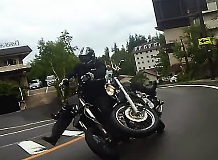 志賀高原事故。ツーリング中のバイクが前を走るバイクに突っ込んでしまう事故の瞬間。