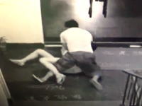 性犯罪の決定的瞬間。ホテルの監視カメラが捉えた若い女性が乱暴されてレイプされそうになる映像。