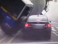 瑞山市で起きたこの事故の動画がヤバすぎる(°_°)ミキサー車にぺちゃんこにされて3人死亡。