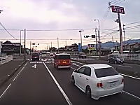 香川で撮影されたキチガイ運転のアリオン。ブンブン運転意地でもウインカー出さないｗ