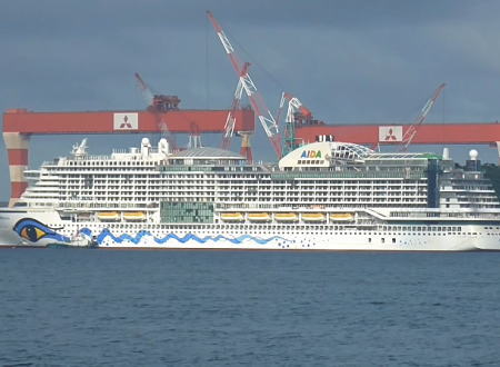 三菱重工造船所タイムラプス。長崎造船所でアイーダの大型客船が組み立てられる様子。