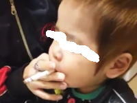 これは虐待だよね。岐阜のDQNカップルが幼い子供にタバコを吸わせる動画をアップする。