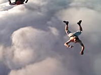 クレイジーすぎる挑戦。パラシュートを背負わずに熱気球から飛び降りた男。