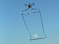 警視庁が上空のドローンを捕獲するドローンを開発したらしいｗｗｗ無人航空機対処部隊