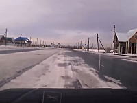道路凍結。ロシアの場合。凍り過ぎて信じられないのが追い越してったｗｗｗｗ