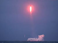 ロシアが原子力潜水艦から核搭載可能な大陸間弾道ミサイル「死ねヴァ」の発射テストを行い成功させる。
