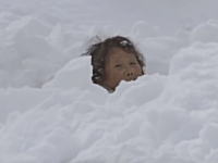 島根県で顔まで雪に埋まっていたおばあさんが掘り出される（動画）屋根雪崩の恐怖。