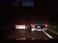 高速道路で喧嘩している2台の車。トラックを止めるDQN。キチガイすぎるやろｗｗ