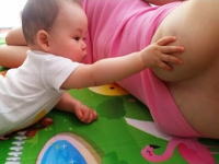 赤ちゃんとママンの幸せタイム。授乳映像を公開する女性たちのYouTubeが大人気に。