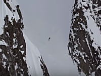 止まれない恐怖。絶壁スキーに挑んだ女性がバランスを崩して数百メートル滑落するビデオ。