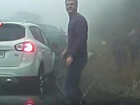 濃霧の高速道路で起きたこの事故の車載映像が怖すぎる。次から次へと突っ込んでくる後続車。車を捨てて逃げる人たち。