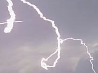 上空のボーイング777の機内から撮影された翼に雷が落ちる瞬間のビデオ。