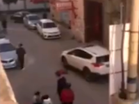 悲しい事故のビデオ。路地で遊んでいた小さな子供が車に踏み潰されてしまう。