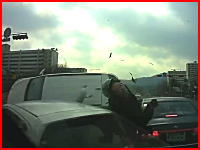 韓国で起きたこの交通事故で右へ左へと飛ばされまくるバイクの人が飛散。