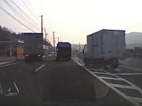 ドラレコ映像4連発。神回避な箱トラック。よく横転しなかったな(°_°)