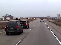 高速道路でベタ付け鬼煽りしてたヤツがブレーキ踏まれて焦ってタコって事故る車載。