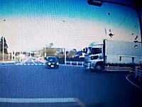 これは衝撃。信号無視の軽四に大型トラックが突っ込む瞬間のドライブレコーダー映像。