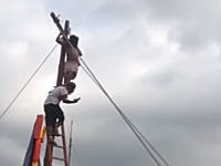 グアテマラでキリスト様が十字架から剥がれ落ちる。復活祭（イースター）でのハプニング。