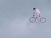 台湾の凧揚げ大会に登場した自転車型の凧が予想以上にチャリンコｗｗｗ