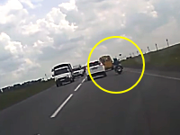信じられないほどの幸運。神のスルー。目の前で起きた大事故に巻き込まれることなく無傷でスルーしたバイク乗りのビデオ。