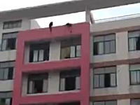 大学受験失敗で飛び降り自殺。二人の学生が一緒に建物の屋上から飛び降りる。中国。