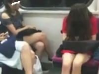 ツイッターで話題の盗撮動画（2秒）電車内で寝ていたワンピース女子がｗｗｗ