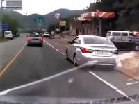 また韓国車の暴走？ヒュンダイ・ソナタがノーブレーキでぶっ飛ぶ事故が目撃される。