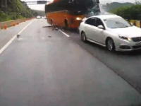 渋滞の最後尾に高速走行中のバスがノーブレーキで突っ込む事故(((ﾟДﾟ)))コワスギル。