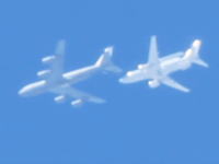 グングン動画。これは珍しい。空中給油中の2機の航空機を地上から撮影。