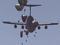 グングン動画。米軍の第82、第101空挺師団のエアボーン訓練の様子をC-17から。