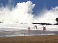 ダイナミック海水浴。ズドーン！と撃ちつける大波に流される女の子たちのビデオ。