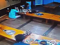 ワロタ。どういう状況だよなんでだよｗｗｗ韓国のレストランを襲ったイノシシの映像。