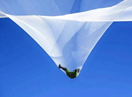 パラシュートを背負わず高度7600メートルから地上のネット目がけて飛び降りた男。