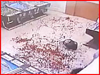 床を染める鮮血。マチェテで切り付けられた女性が血を吹きだしているビデオ。